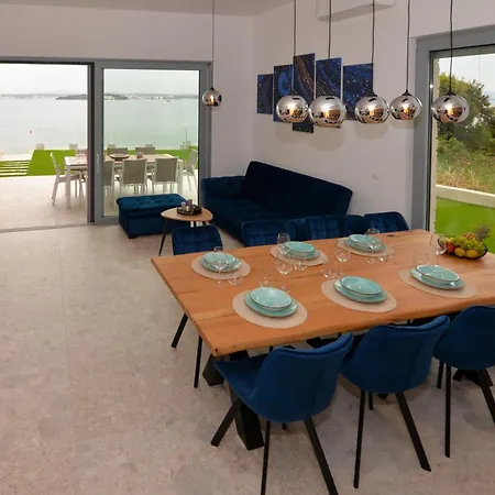 Sea House Villa *